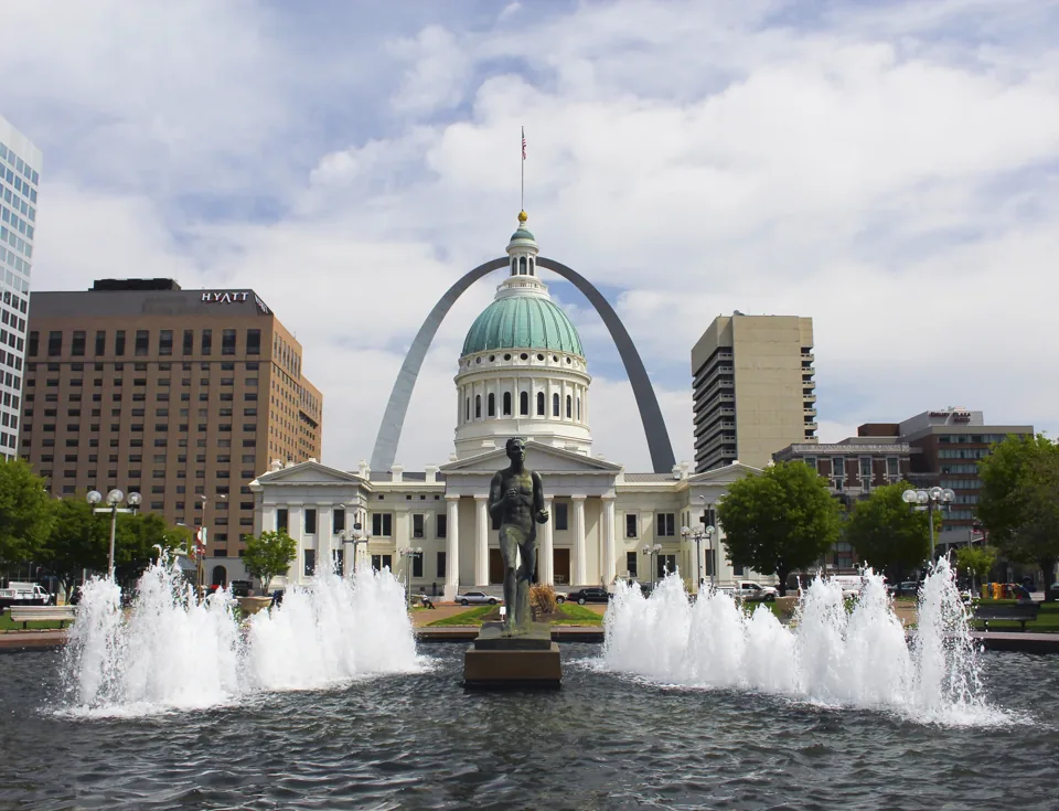 Gateway Arch behind the Old Courthouse and fountain in St. Louis.
